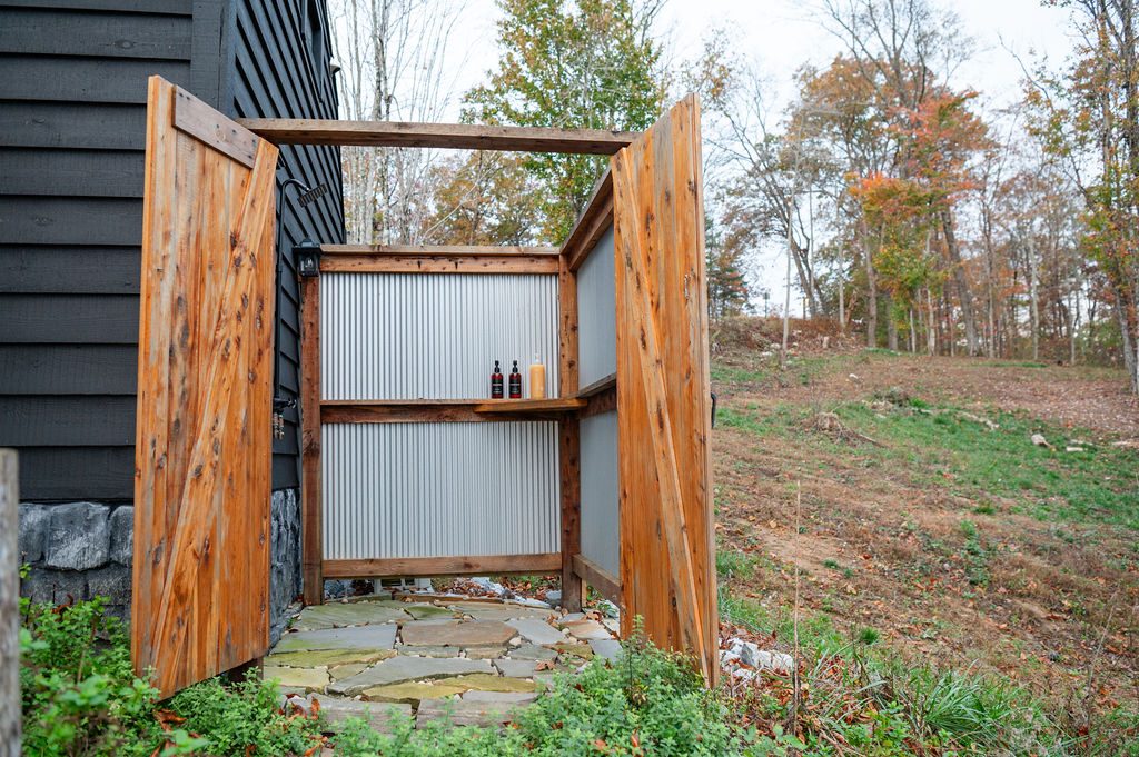 Blackbird cedar outdoor shower