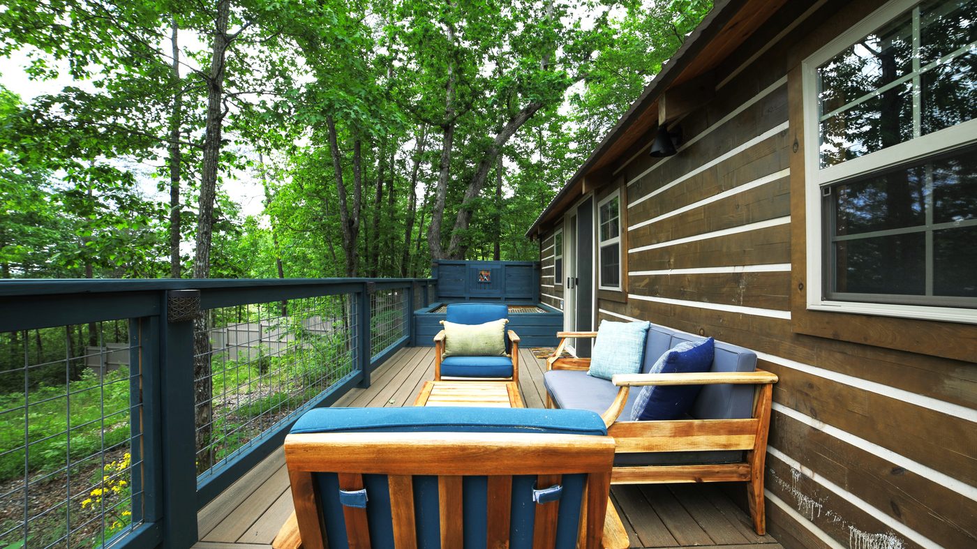 Chickadee covered deck with dining table and seating