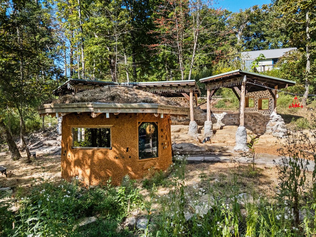 A living-roof cob building in the earth-building village